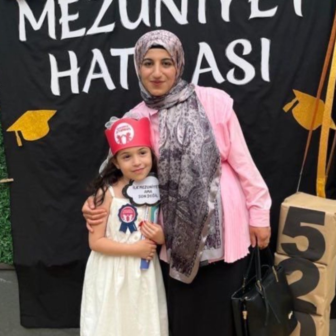 meneymn's tweet photo. Ben Hifa İkra. 3 yaşıma kadar öz babam Ayhan Şengüler'in istismarına uğradım. Annem Fatmanur Çelik beni korumak için yıllarca çırpındı, sesimizi duymadınız. Elimdeki şeyde 'İlk mezuniyet ama son değil' yazıyordu, son oldu. Biz artık toprak altındayız,biz sadece yaşamak istedik... https://t.co/GyRv9w4NeJ