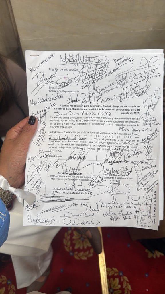 DarwinCastell's tweet photo. Firmamos en Cámara esta proposición para que el nuevo gobierno inicie rodeado de los verdaderos héroes de la patria. Posicionarse en una guarnición militar no es solo un acto simbólico, es el respaldo total que merecen nuestros soldados y policías. ¡Cuentan con nosotros! https://t.co/16Bn7s34Uk
