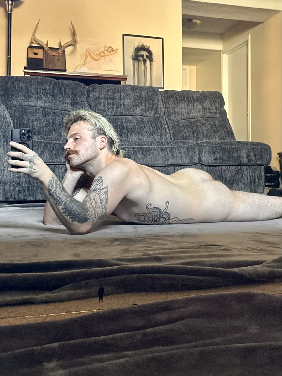 C_Guillotine_'s tweet photo. Need someone to make my ass red❗️ https://t.co/sHH9Gw55CX