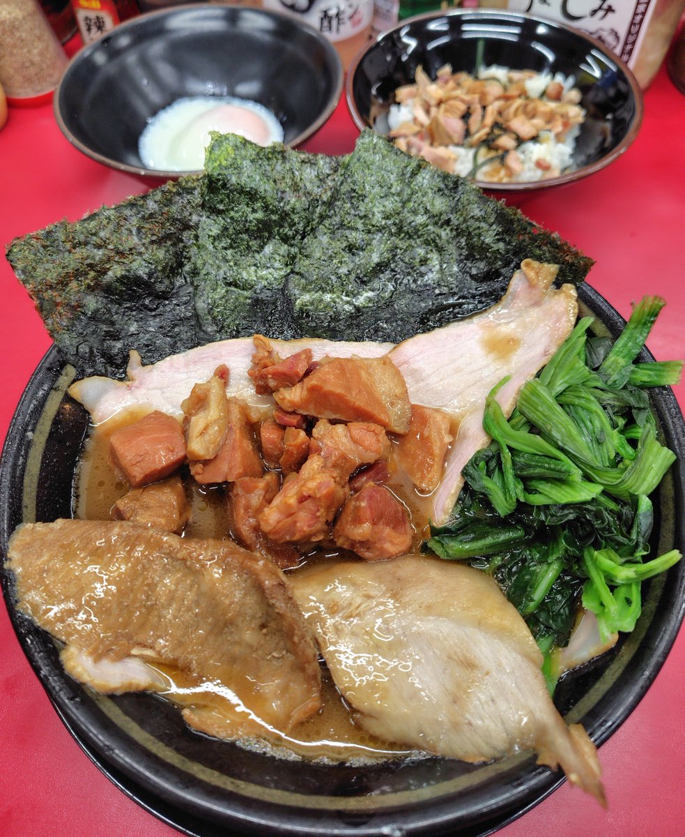 Surf09230428's tweet photo. 家系ラーメン 王道家  取手店さん
チャーシューメン チャーシュー増し（５枚）
燻チャー煮込　トントロ２枚
王道家さんのしょっぱウマスープ最高👍
この日のトントロも最高👍
久しぶりの山ちゃん👍
山ちゃんがいるといつも以上に活気があるね👍
至福の一杯🍜ご馳走様でした🙇
#王道家取手
#トントロ https://t.co/wa1559z5Dd