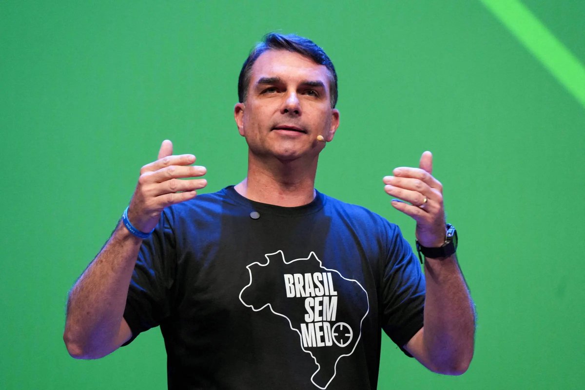 TheIncorrupt_'s tweet photo. 🗣️ATENÇÃO | A tentativa é clara: transformar nota fiscal cancelada em escândalo político.

Flávio Bolsonaro explicou que seu escritório emitiu notas relacionadas a uma consulta preliminar de assessoria jurídica. Duas foram canceladas no mesmo dia, a contratação não avançou e, segundo ele, não houve pagamento, prestação de serviço ou recebimento de um centavo da Copenhagen.

Mesmo assim, tentaram criar uma narrativa ligando Flávio ao universo do Banco Master.

Mas tem um detalhe neste caso que muda TUDO, e você precisa saber: na resposta, Flávio afirma que o próprio Metrópoles recebeu R$ 1,2 milhão da Copenhagen e emitiu seis notas fiscais para a empresa. 

O problema é o dinheiro que o Metrópoles recebeu ou o dinheiro que Flávio não recebeu?

Cancelar nota quando o negócio não se concretiza não é escândalo. Escândalo é tentar vender suspeita sem demonstrar pagamento, vantagem indevida ou serviço fictício.

Toda vez que o @flaviobolsonaro cresce, aparece uma “bomba” com timing perfeito.

E o povo já entendeu esse roteiro.

QUE VERGONHA @Metropoles !