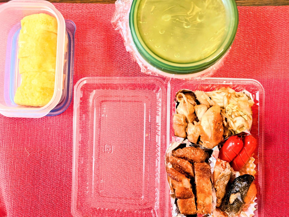 nomikosake123's tweet photo. 旦那のお弁当
うちは、晩に食べるから生野菜とか入れれなく彩りが悪い
ブロッコリーとかほうれん草とか入れれたらいいけど
傷みやすい物は入れれず
また肉多いなと言われそう
お弁当は不得意😢 https://t.co/MkefZmlyms