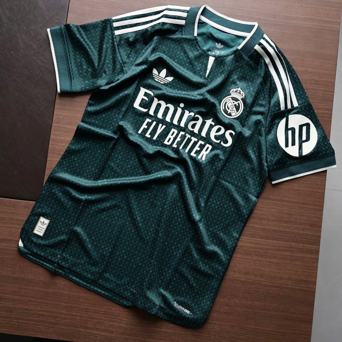 theMadridZone's tweet photo. 💚 Real Madrid's new away kit looks STUNNING. 🤯 https://t.co/RbFC9xJv9D
