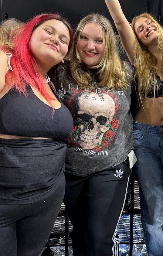 edtaitanna's tweet photo. che dejan pasar con riñoneras TAN grandes a los shows? que tanto guardaran… https://t.co/R3UoictA8L