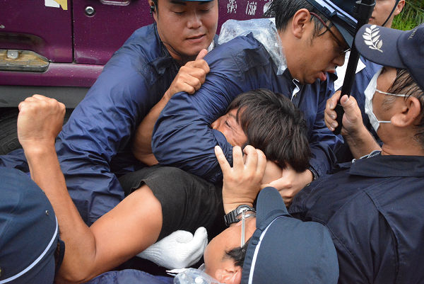tanakaryusaku's tweet photo. 警察は時の権力に不都合な人間を抹殺する。2016年夏、米軍ヘリパッド建設に反対する平和活動家は狙い撃ちにされた。

田中も覚悟を決めて取材に臨んだ。

https://t.co/0mr5085Cl3
　　　　　　　　　◇
警察は資材搬入を止めようとする男性に襲いかかった。人間は口と鼻を塞げば窒息死する。＝2016年、沖縄高江　撮影：田中龍作＝