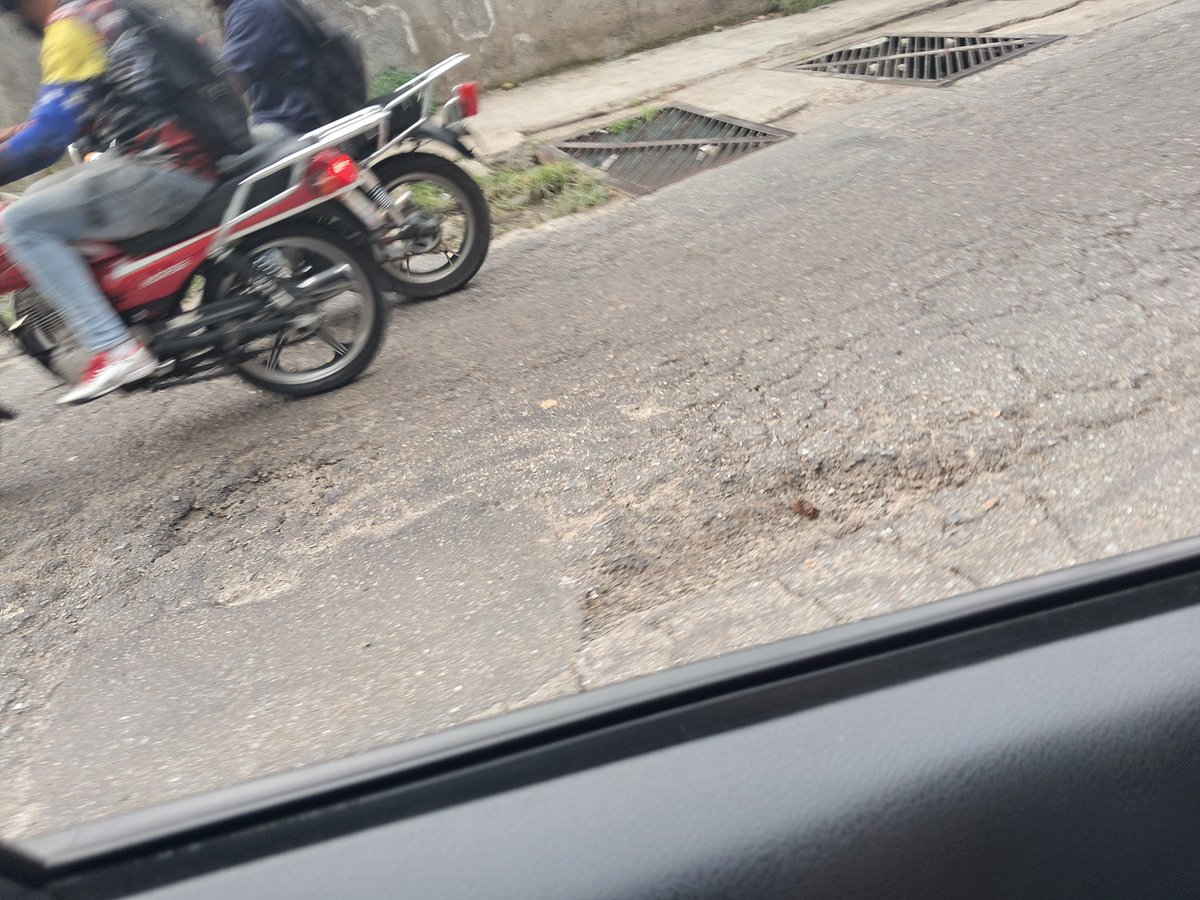 leomoron's tweet photo. @AlcaldiaBaruta Buenas tardes reportando el estado de la carrera  #Baruta- Hoyo de la Puerta.  Conté 15 huecos a lo largo de su recorrido.  Algunos de ellos habian sido asfaltados y se volvieron a abrir.  La carretera necesita un bacheo completo. https://t.co/V2yUfPM4ej