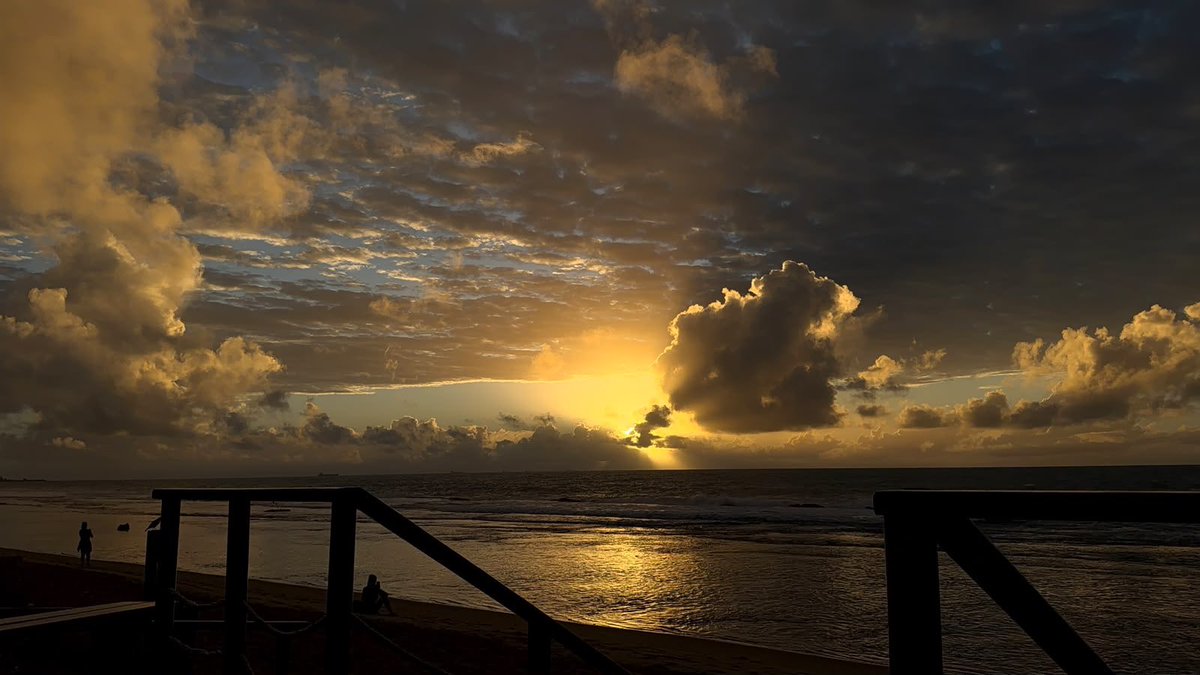 ma4r1a's tweet photo. Obrigada por este amanhecer perfeito, que mesmo em um dia chuvoso saiu lindo, como todas as outras vezes! És incrível, meu amor!✨🤍 https://t.co/da6ftTs6SL