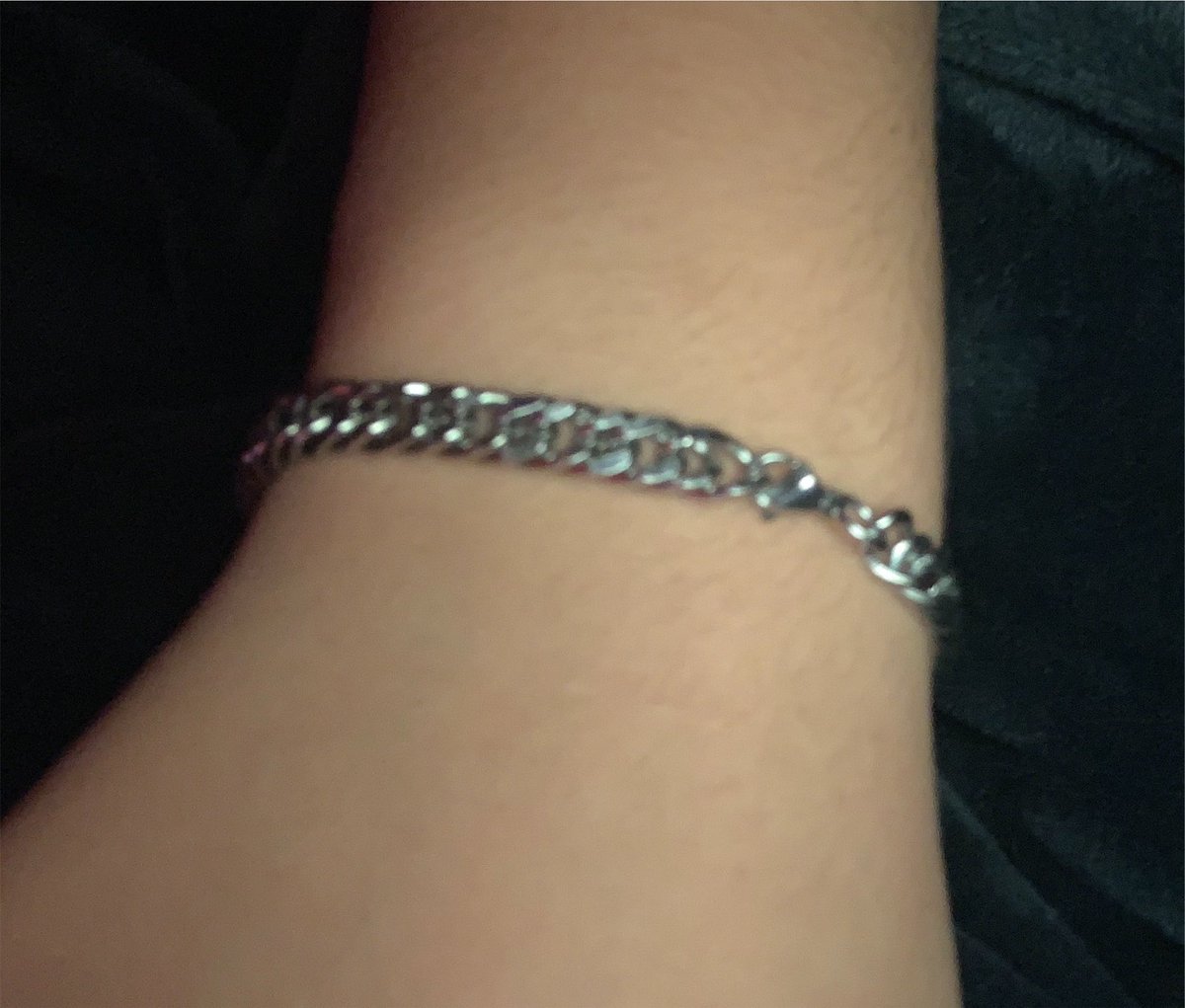 wzsilly's tweet photo. @tuasmatas tenho uma pulseira igual a sua, wow https://t.co/1d0236FyjA