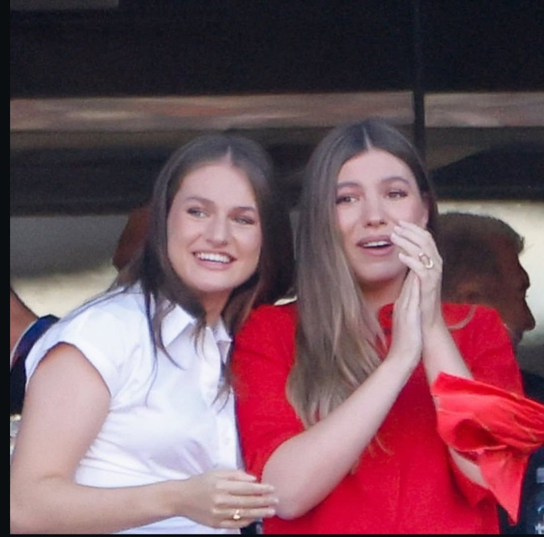 Umadivadomengo's tweet photo. Princesa Leonor e Infanta Sofía felizes, sorridentes e se abraçando com a Espanha ganhando o bi da copa do mundo🤏❤️‍🩹 amo elas🇪🇸👑 https://t.co/IFEgvqKZvZ
