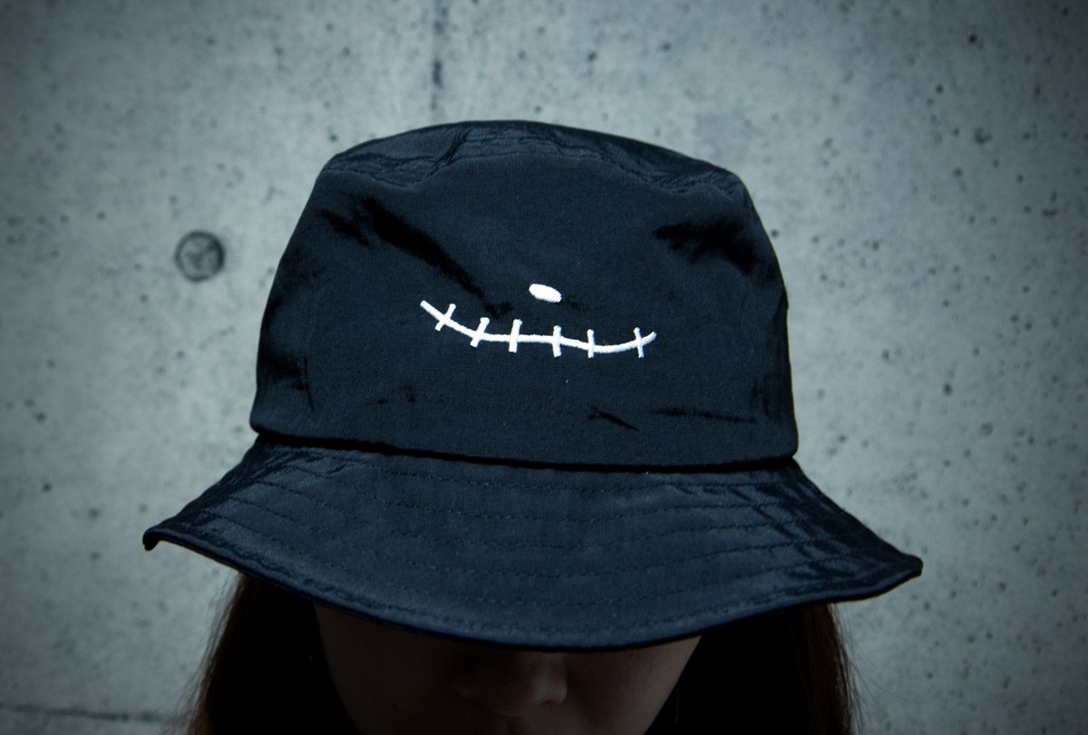 deariveth's tweet photo. [Dolly's Catastrophe Bucket Hat]

🔗https://t.co/pxj35AxKsQ

Dollyちゃんの鼻と口が不敵に刺繍されたバケットハットです。

ナチュラル＆タフな仕上がりとなるナイロンタスラン素材を採用。撥水仕様のため、タウンユースからアウトドアシーンまでご使用いただけます。

シルエットにもこだわり、程よい深さの円筒型クラウンと顔のラインが綺麗に見える絶妙な角度と大きさのブリムが特徴です。