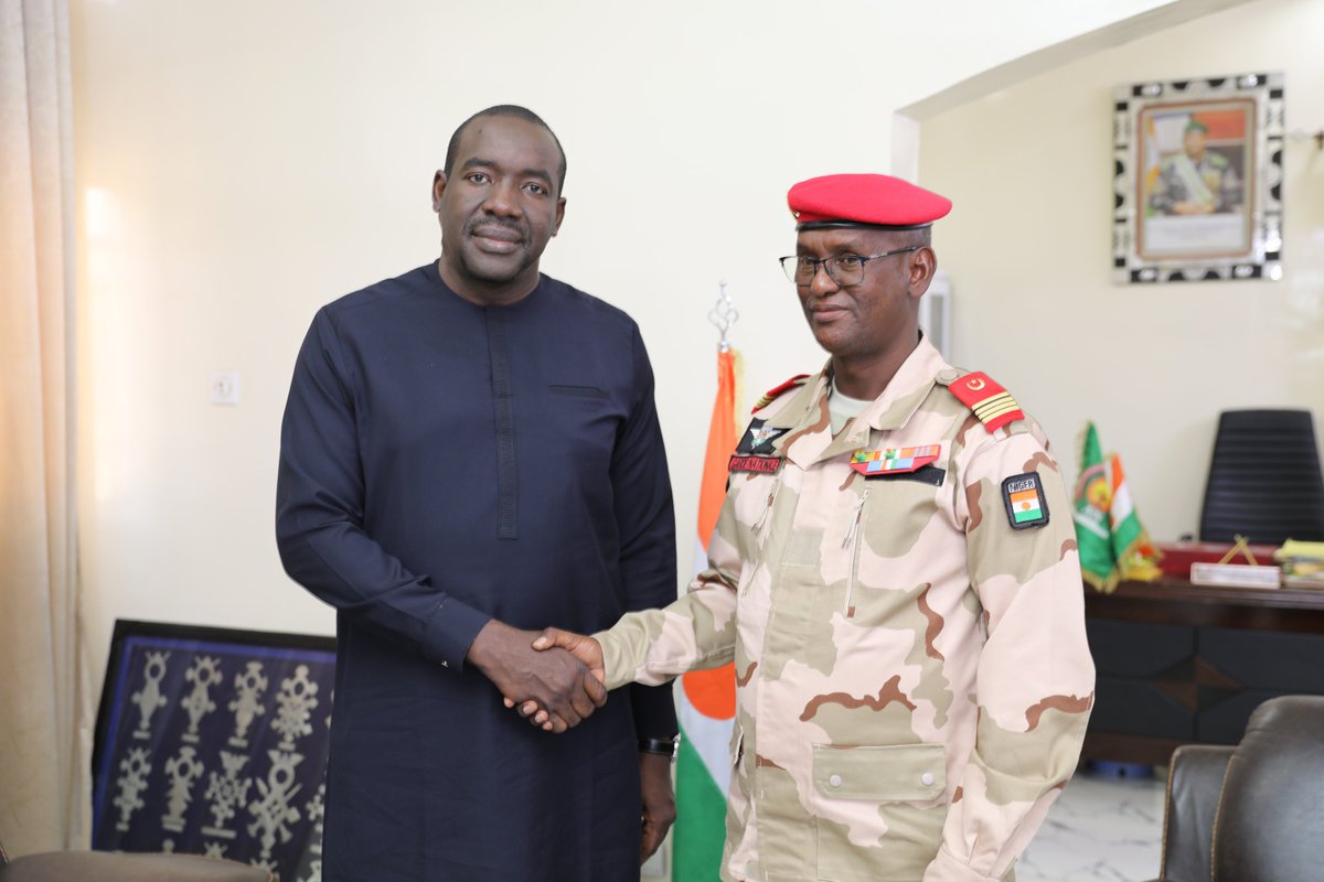 PnudNiger's tweet photo. À #Agadez, le RR du @PNUDNiger a rencontré l’AD. Au menu des échanges l’accès à l’énergie & à l’eau, les défis liés aux flux migratoires, la digitalisation de la fiscalité municipale & la valorisation des compétences des migrants. Ensemble pour des solutions durables & inclusives https://t.co/zb7ftM7bjl