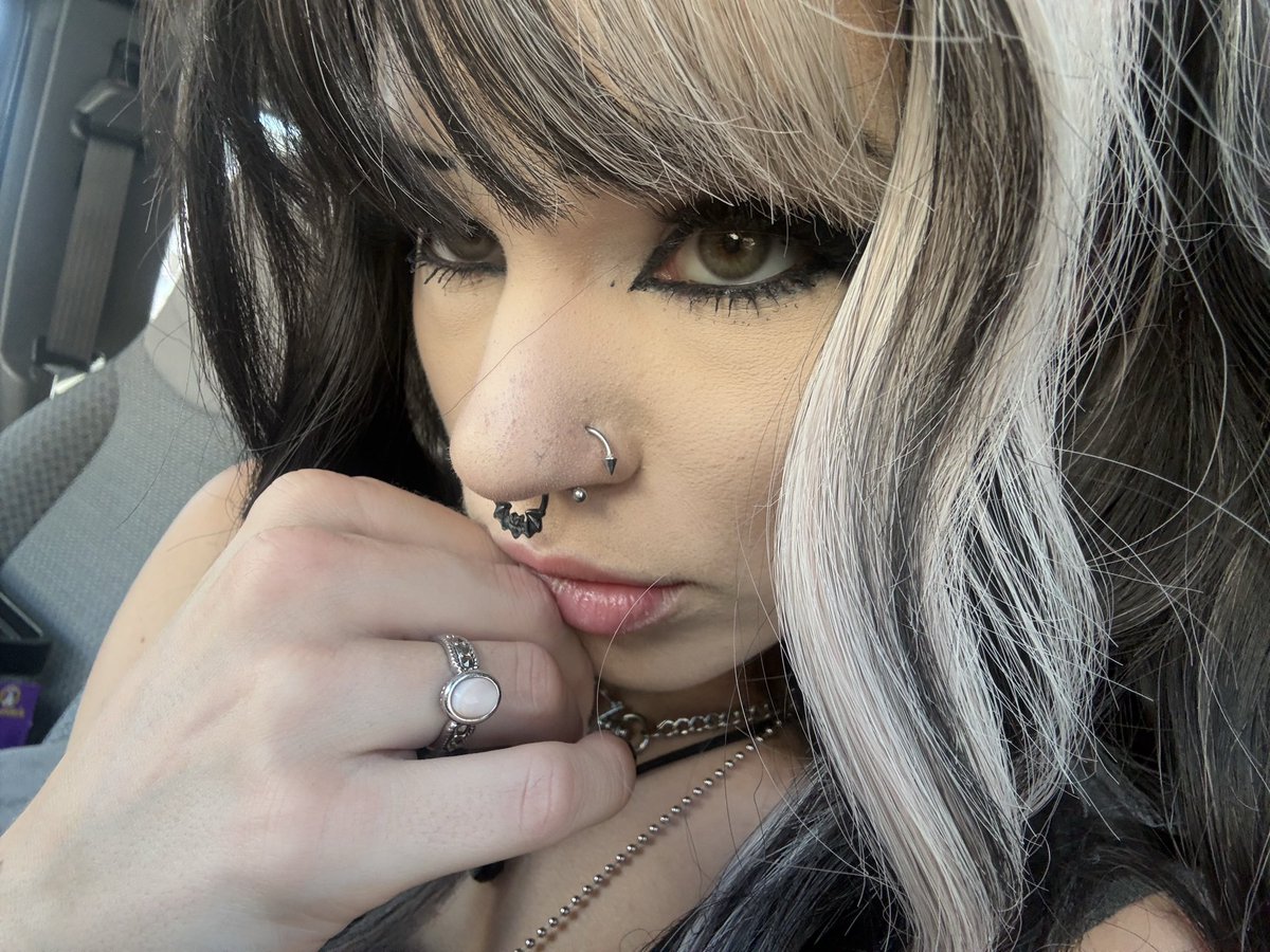 FayeGravess's tweet photo. hypnotic eyes 💫 https://t.co/M8aZCPnNhR