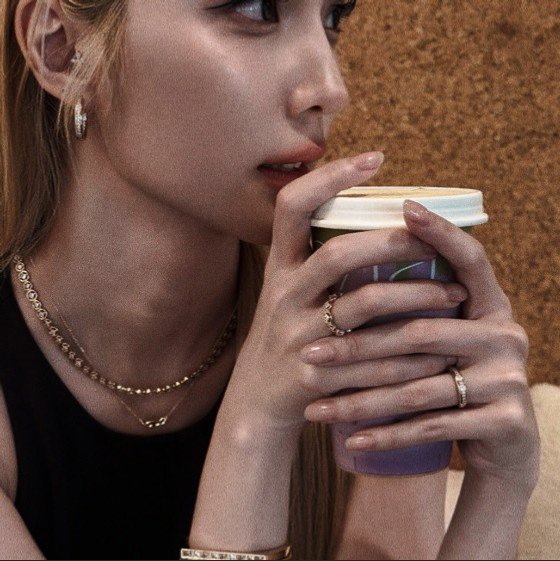 7mxinagf's tweet photo. voy hacer sincera no me había dando de cuenta que Janhae está promocionando la joyerías (creo que si) pero de verdad ni cuenta me dí porque solo estaba viendo su precioso cuello y esa carita 🫣

ni hablar de esa boquita y de las manos aaaa toda ella https://t.co/sogAsBa6SF
