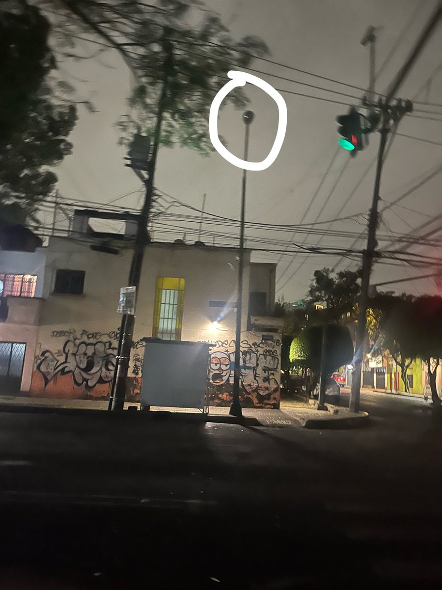 lugearma's tweet photo. Ninguna de las luminarias que están en la esquina de ahorro postal y Simón bolivar sirve. @AccionesBJ @LuisMendozaBJ @locatel_mx @ClaraBrugadaM https://t.co/QLxaDAu6Dg