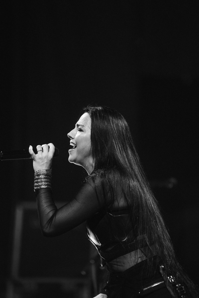 evanescence's tweet photo. Mountain View 🖤⛰️
We love you! 
Thank you for coming out and shining your light the other night! An absolutely unforgettable time in California, hope to see you very soon. 

Portland you're next!  

📸 @thiswildbemis https://t.co/tBMPWvmpkO