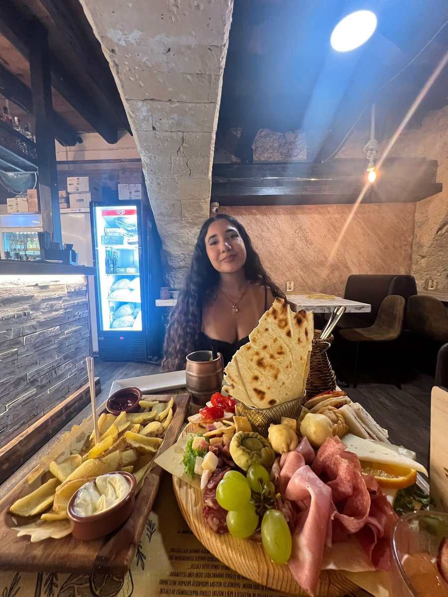 cuoricinii's tweet photo. cosa positiva: aver fatto aperitivo con la mia amichetta 
cosa negativa : la quantità di cibo ingerita https://t.co/wKngxhqf6A