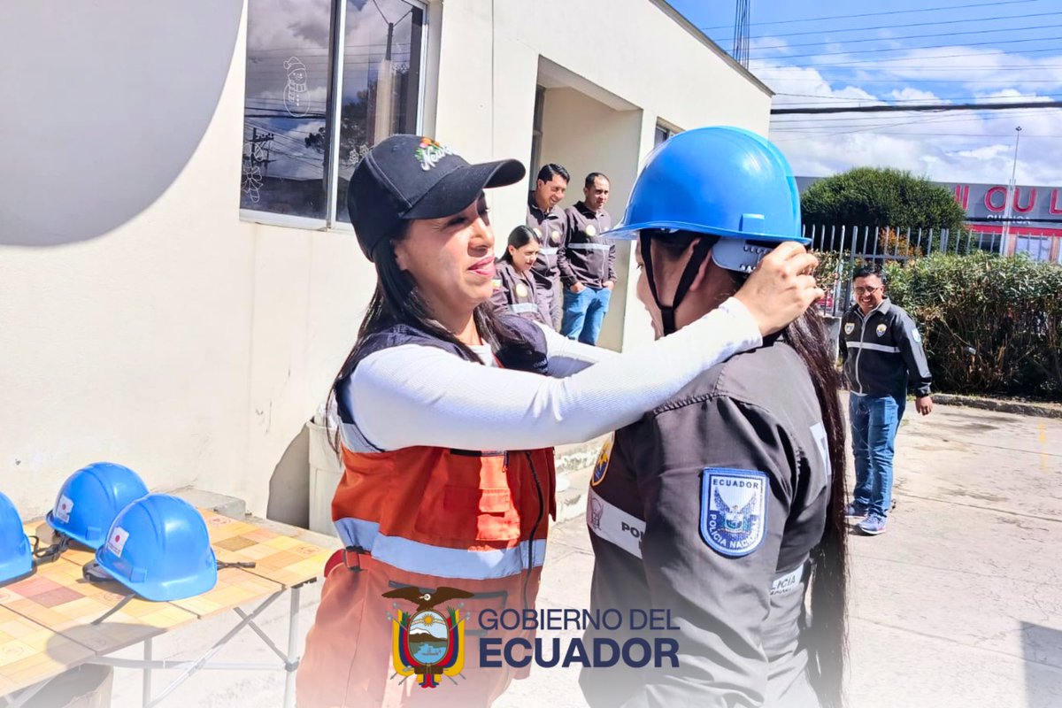 Riesgos_Ec's tweet photo. 📍#Azuay | Cuenca 

Capacitamos al personal del SIAT en medidas de autoprotección ante sismos, complementando la jornada con una práctica en el vehículo simulador.

Fortalecemos la preparación y respuesta ante emergencias. https://t.co/sH5IcfJwoY
