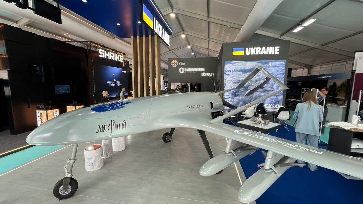 EdgeForAlpha's tweet photo. Ukraine just turned its 1-way Liutyi drone into a missile carrier that comes home.ㅤ
At Farnborough, Ukraine unveiled an An-196 Liutyi carrying 4 compact air-to-surface missiles with a reported range of up to 200 km. Instead of being lost on impact, the carrier could launch, turn https://t.co/z915bgtZJY