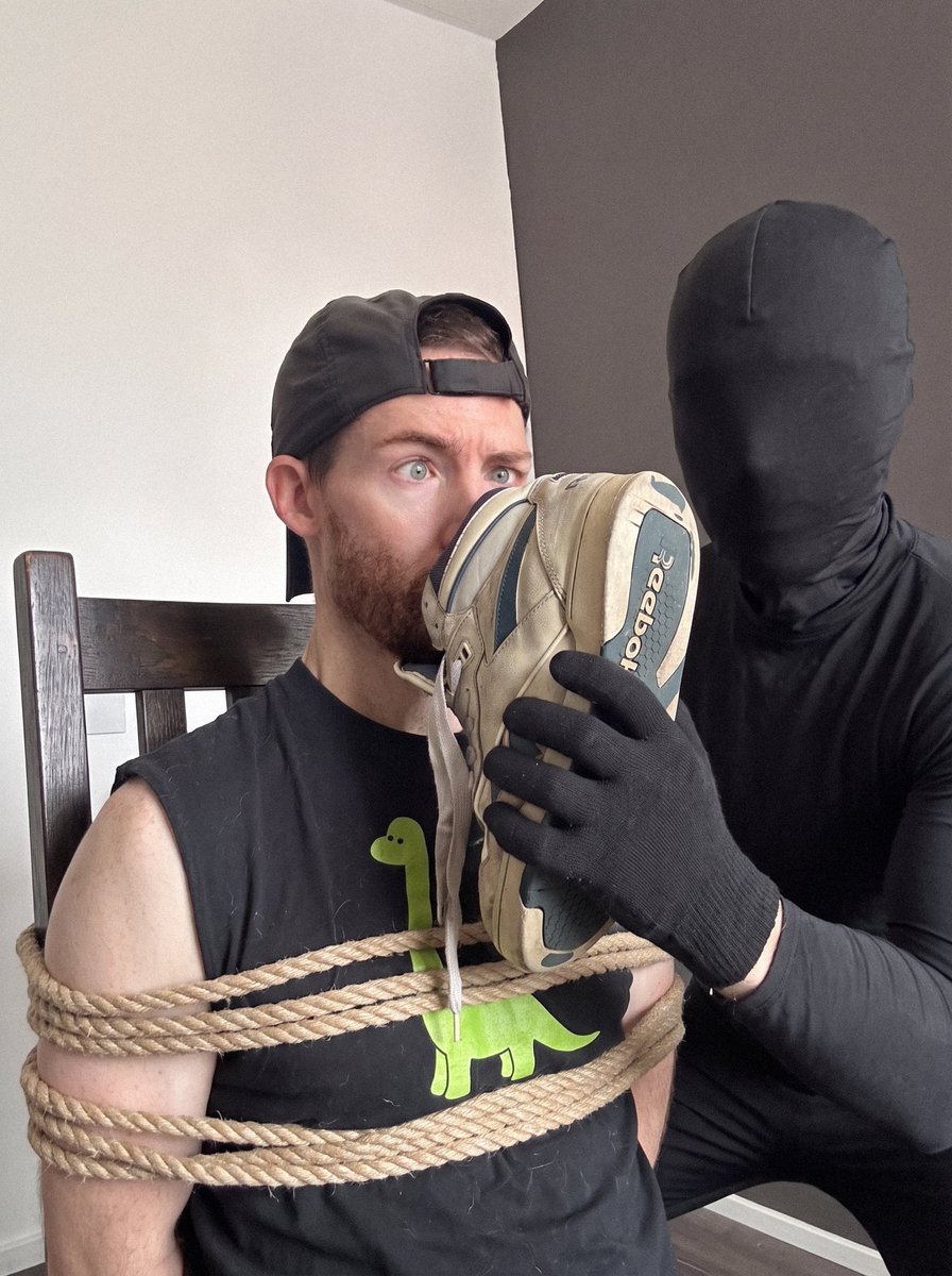 thexandermckee's tweet photo. Phew, this stinks 👟 https://t.co/8gxQPgUYA7