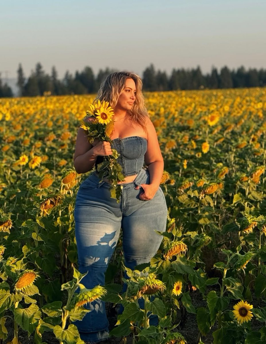 PlusSizeHub_1's tweet photo. 🌻🌻 https://t.co/N0zKHtdyGV