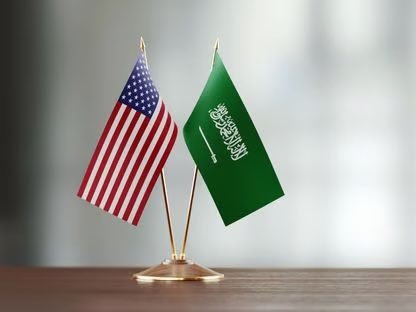 k_h99kh's tweet photo. السعودية تعلن رسميا اتفاقية تعاون مع أمريكا في مجال الطاقة النووي.

البيان السعودي الرسمي كاملا حول اتفاقية الطاقة النووي:

وقّعت حكومة المملكة العربية السعودية وحكومة الولايات المتحدة الأمريكية اتفاقية التعاون في مجال الاستخدامات السلمية للطاقة النووية بين البلدين، وذلك في إطار الشراكة الإستراتيجية التي تجمع البلدين الصديقين، استكمالًا لما تم الإعلان عنه خلال زيارة صاحب السمو الملكي الأمير محمد بن سلمان بن عبدالعزيز آل سعود ولي العهد رئيس مجلس الوزراء -حفظه الله- إلى الولايات المتحدة الأمريكية في نوفمبر الماضي، بشأن اكتمال المفاوضات المتعلقة بالتعاون بين البلدين في مجال الاستخدامات السلمية للطاقة النووية، وتعزيزًا للتعاون الثنائي في مجالات الطاقة والتقنيات المتقدمة.
 وتهدف الاتفاقية التي وقعها صاحب السمو الملكي الأمير عبدالعزيز بن سلمان بن عبدالعزيز وزير الطاقة ووزير الصناعة والثروة المعدنية، مع معالي وزير الطاقة الأمريكي كريس رايت، إلى تعزيز التعاون بين البلدين في مجال الاستخدامات السلمية للطاقة النووية، ودعم تبادل الخبرات والمعرفة والتقنيات، بما يسهم في تطوير التعاون المشترك وفق أعلى المعايير الدولية ذات العلاقة بالأمن والأمان النوويين وعدم الانتشار النووي، ويعكس الرؤية المشتركة للبلدين نحو توسيع التعاون في مجالات الطاقة والتقنيات المستقبلية ودعم التنمية المستدامة.
 وتمثّل الاتفاقية امتدادًا للتعاون القائم بين البلدين في قطاع الطاقة، ودعمًا للجهود الرامية إلى تنويع مصادر الطاقة، وتطوير التقنيات المتقدمة، وتعزيز فرص التعاون والاستثمار بما يحقق المصالح المشتركة للبلدين الصديقين.
🇸🇦💚🇸🇦