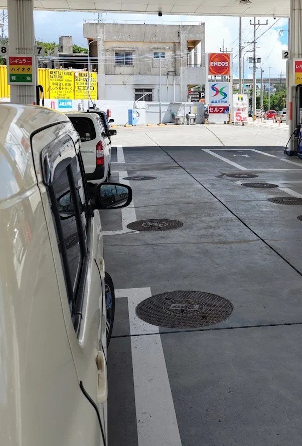 dekasenn's tweet photo. 7/23　06:25頃、瑞慶覧SS(南風原石油)にて下の画像で車列の先頭の給油機で現金給油された方、お釣りを給油機に残したまま発車しています。
SSスタッフに渡してその車両ナンバー調べておいて下さいと伝えてあります。
心当たりのある方、仕事だと思いますが諦めず連絡を。
#沖縄　#釣り銭　#ガソリン https://t.co/rBbwEhSvHG