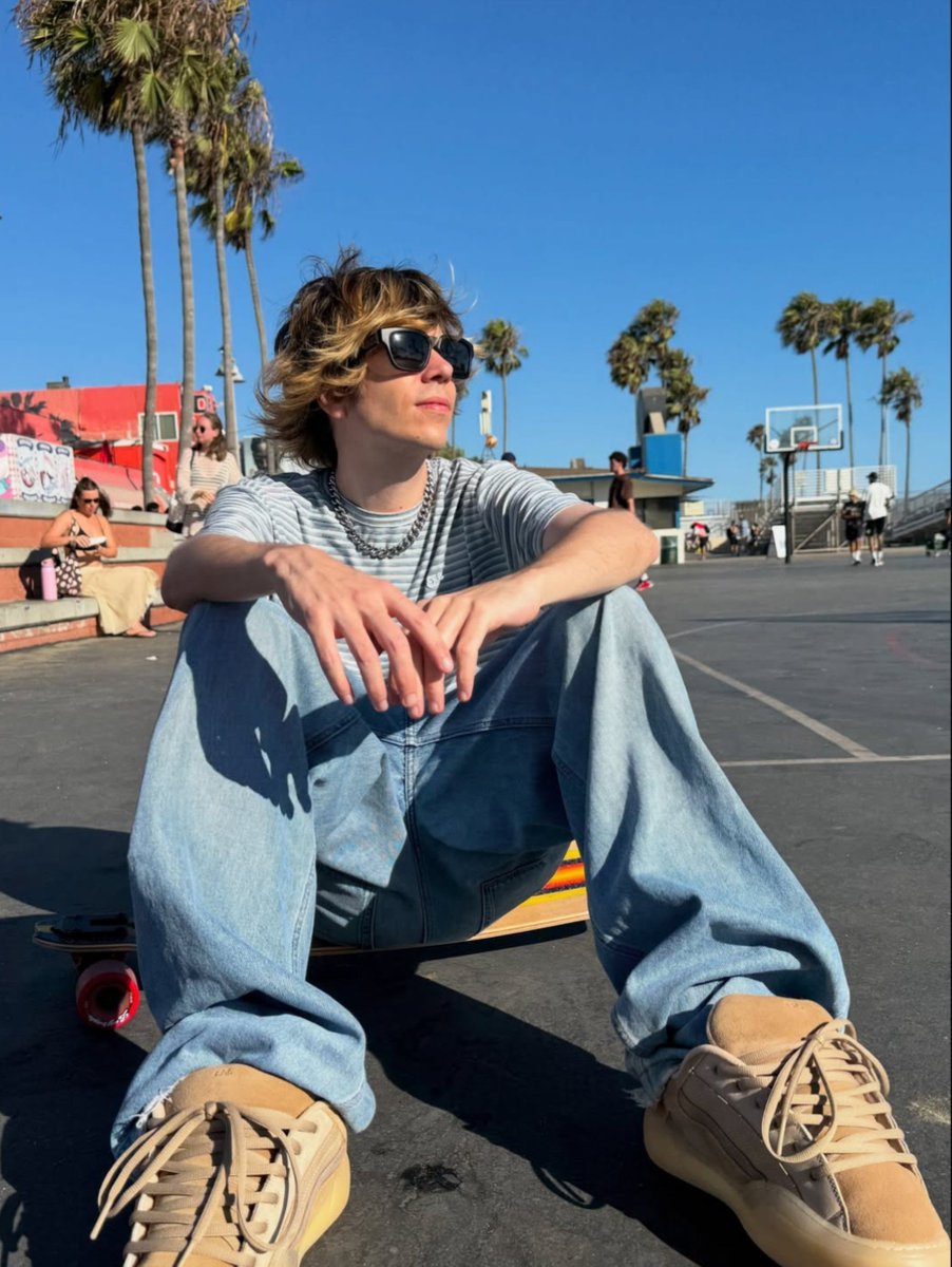 rubiuhfernet's tweet photo. míralo a rubius ni parece que este para los 40 y grita mods en cada stream https://t.co/lKzKyKbLR4