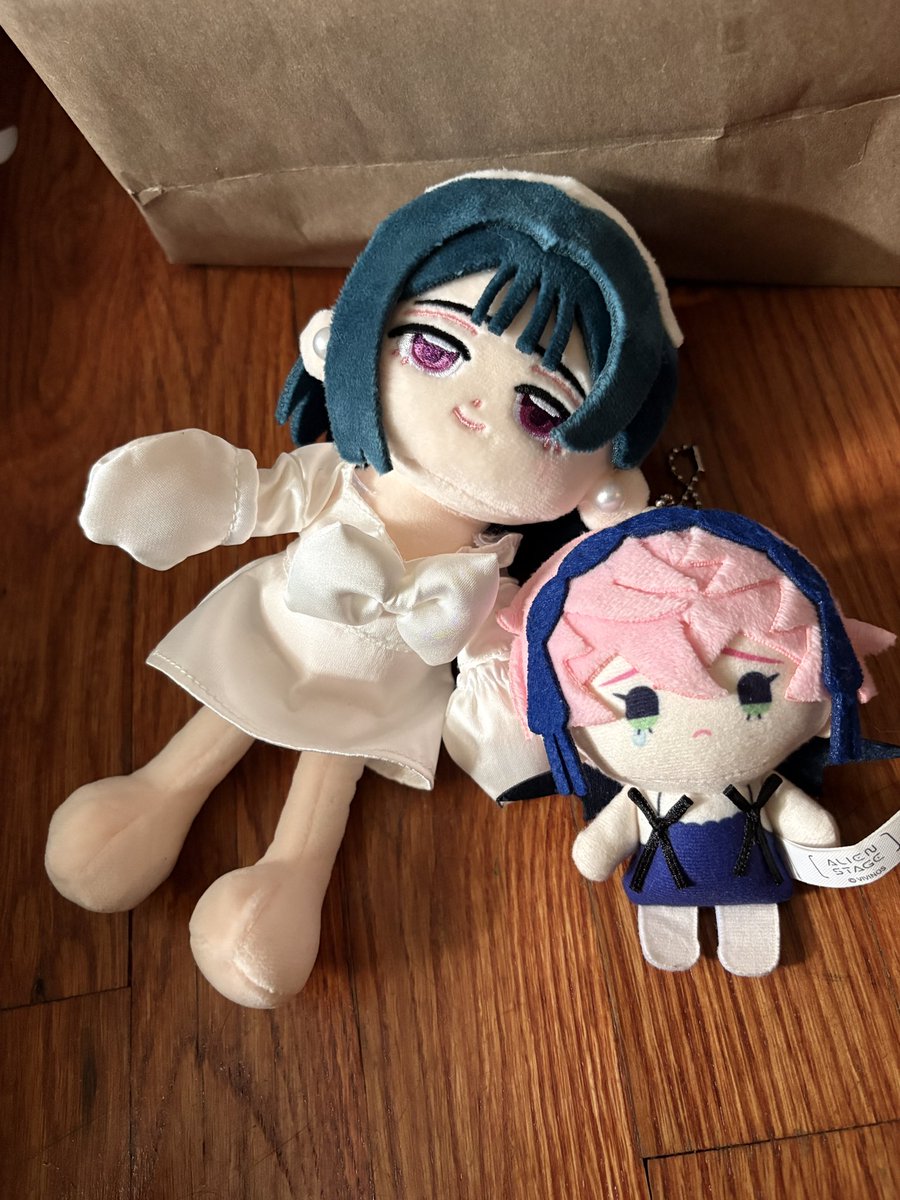 mizitski's tweet photo. Mizisua problematic size difference https://t.co/SRYj6srNWM