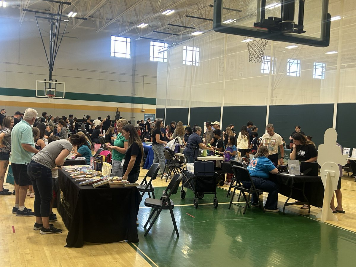 GreenwoodSupt's tweet photo. Great turnout for our Fast Track back to school event today!  Over 500 students signed up!  Thanks @UnitedWay 

GEF sponsored haircuts, too. https://t.co/2wC3gAnj2D