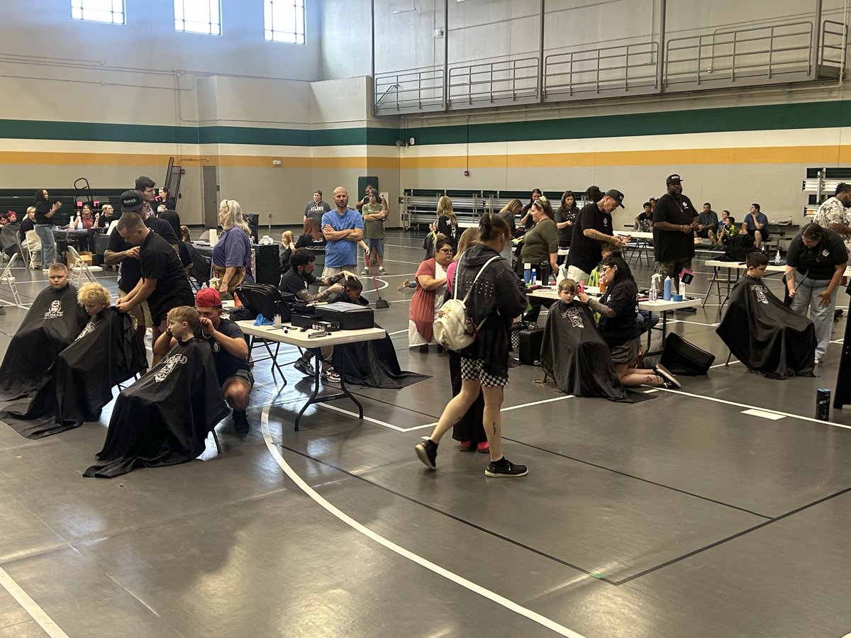 GreenwoodSupt's tweet photo. Great turnout for our Fast Track back to school event today!  Over 500 students signed up!  Thanks @UnitedWay 

GEF sponsored haircuts, too. https://t.co/2wC3gAnj2D