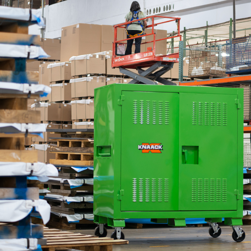 CantCrackKnaack's tweet photo. The gear protecting your crew shouldn’t be buried under tools and extension cords. 🔒 

KNAACK Safety Kage helps crews store, organize, and access fall protection equipment without the mess.

#KNAACK #SAFETYKAGE #JOBSITESTORAGE https://t.co/hYYaDQ1YVN
