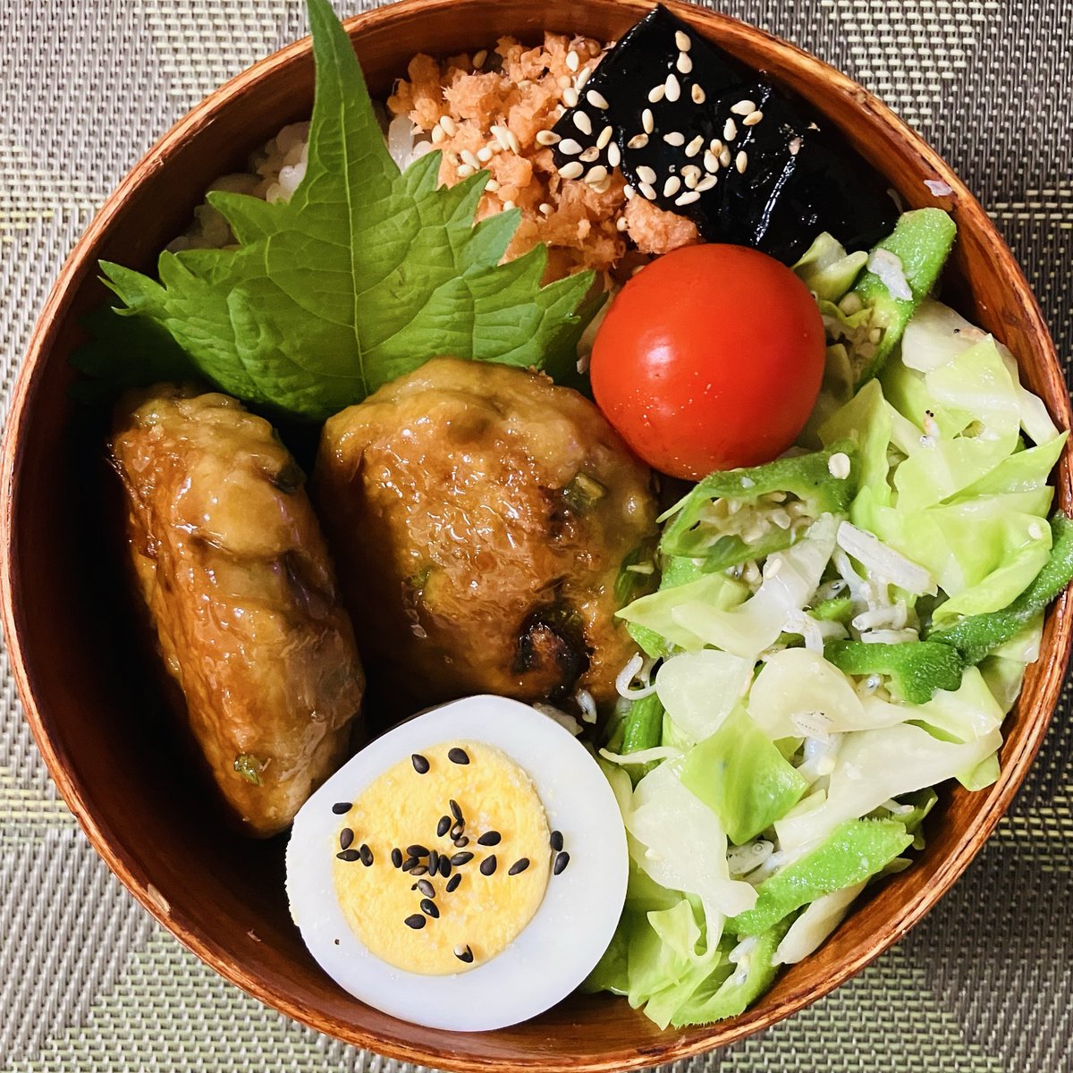 kinapan4's tweet photo. おはようございます♪

いよいよ1学期🍱明日まで✨

つくねとかハンバーグとか
なんならおにぎりも
作る前は🍱やからミニサイズでって
思うんやけど

作り出すと欲張って
大きくしちゃうのなんなん💦
他のおかず入らん🥹
少しは学べ！！わたし！！！！

#お弁当　#お弁当記録 https://t.co/XWImnWX06z