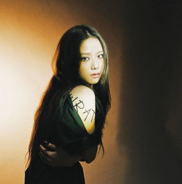 MMashout27604's tweet photo. Will never ever ever forget this look of jisoo she was so Astonishing 🔥 https://t.co/QxV1ZKtz0A