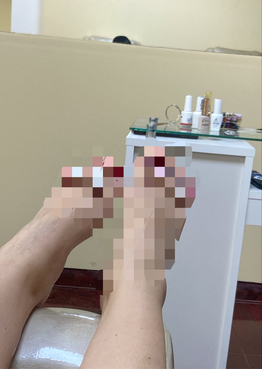 SpoilQueenLexi's tweet photo. Doing my nails with paypigs money 🐷💸. Manden dm para ver el resultado cerditos. 

Findom femdom paypig slave feet https://t.co/pTRbYOP11t