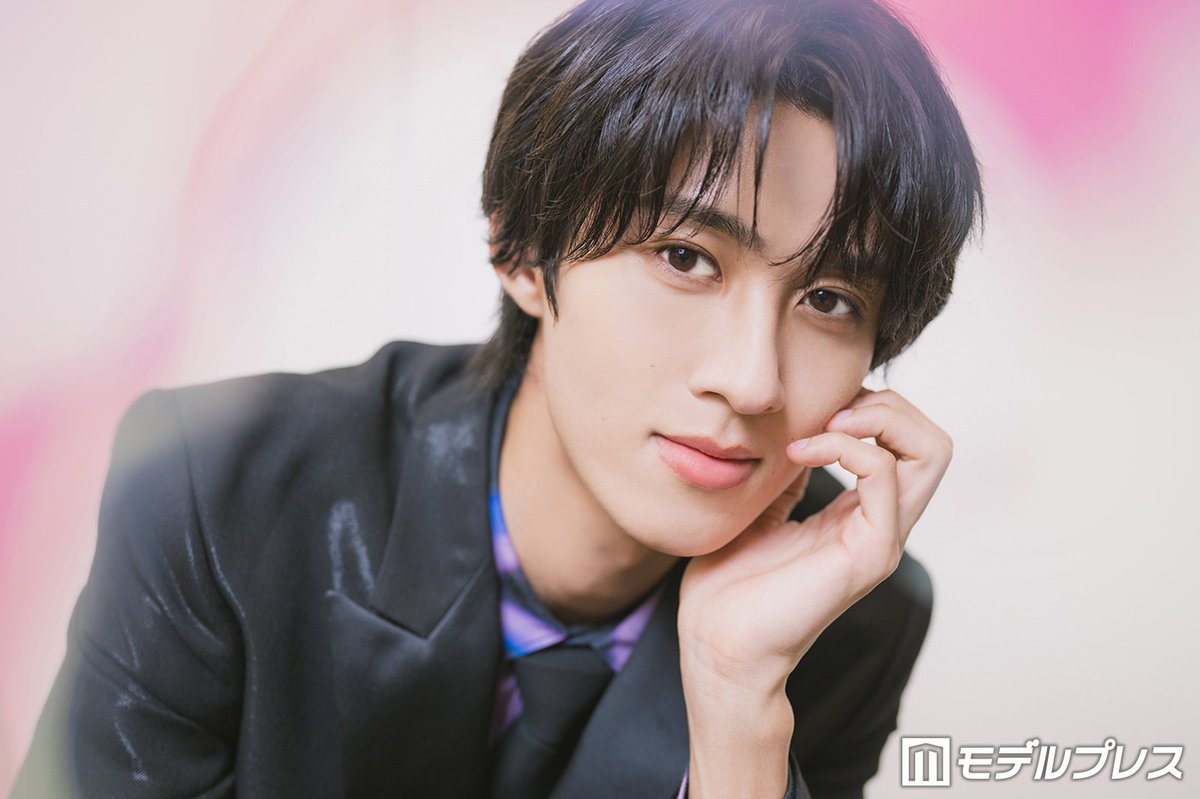 modelpress's tweet photo. ◤曽野舜太（M!LK）インタビュー後編
仮面ライダーゼッツ さよならのミッション◢

守りたい存在はM!LK「自分の居場所なので」

“僕にとってのヒーロー”と語る理由💬
「仁ちゃんがぽろっと…」
https://t.co/vlG8sROZVk

#映画ゼッツ @sonoshunta0503 @toeiHERO_movie https://t.co/IX61xP0eHz
