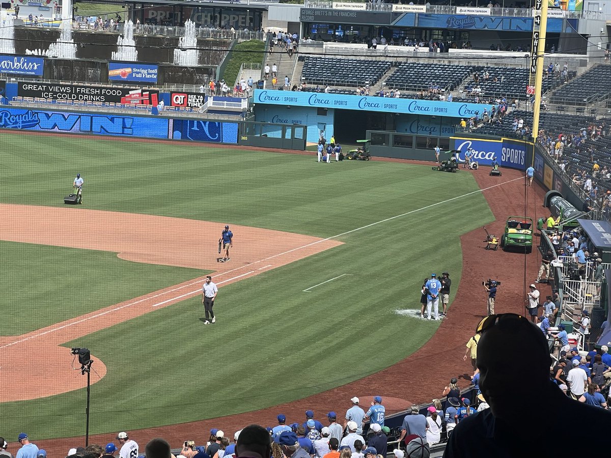 Patty4MO's tweet photo. Fantastic day at the K!
☀️Incredible weather 
⚾️Salvy franchise record tying home run 
🧹Royals sweep
#HEYHEYHEYHEY #Royals https://t.co/Rm3HIqRbI3