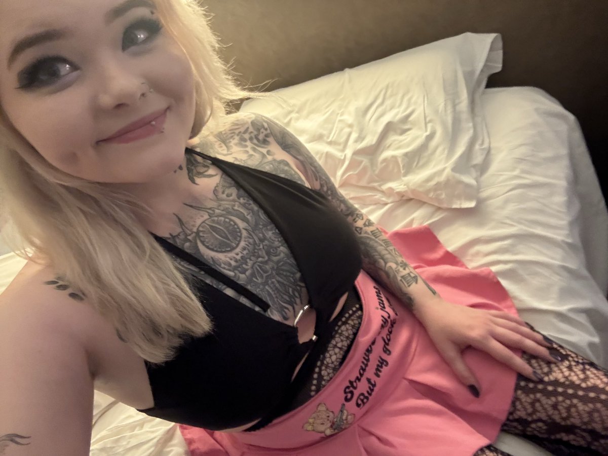 Noellesies's tweet photo. Fit &amp; selfie for the new profile 🍬 #altfashion #pastelgoth #rockwave https://t.co/I2A6pyYDUw