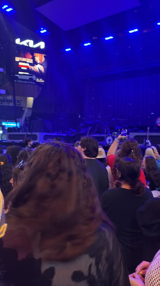 abitofoned's tweet photo. IN THE PIT FOR LOUIS https://t.co/pGa5qTaC89
