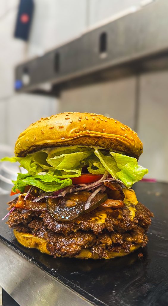 gbzn99's tweet photo. não sei se vcs sabem  MAS retornamos com os lanches recentemente..  burger com ingredientes excelentes, e pão artesanal (de verdade)  tudo no capricho 

nos deem uma chance e não irão se arrepender!!!!
 
Pedidos via ifood ouuu nosso site 👉 https://t.co/dbVyKDAyjb 🍔❤️ https://t.co/GMbtMntFuy
