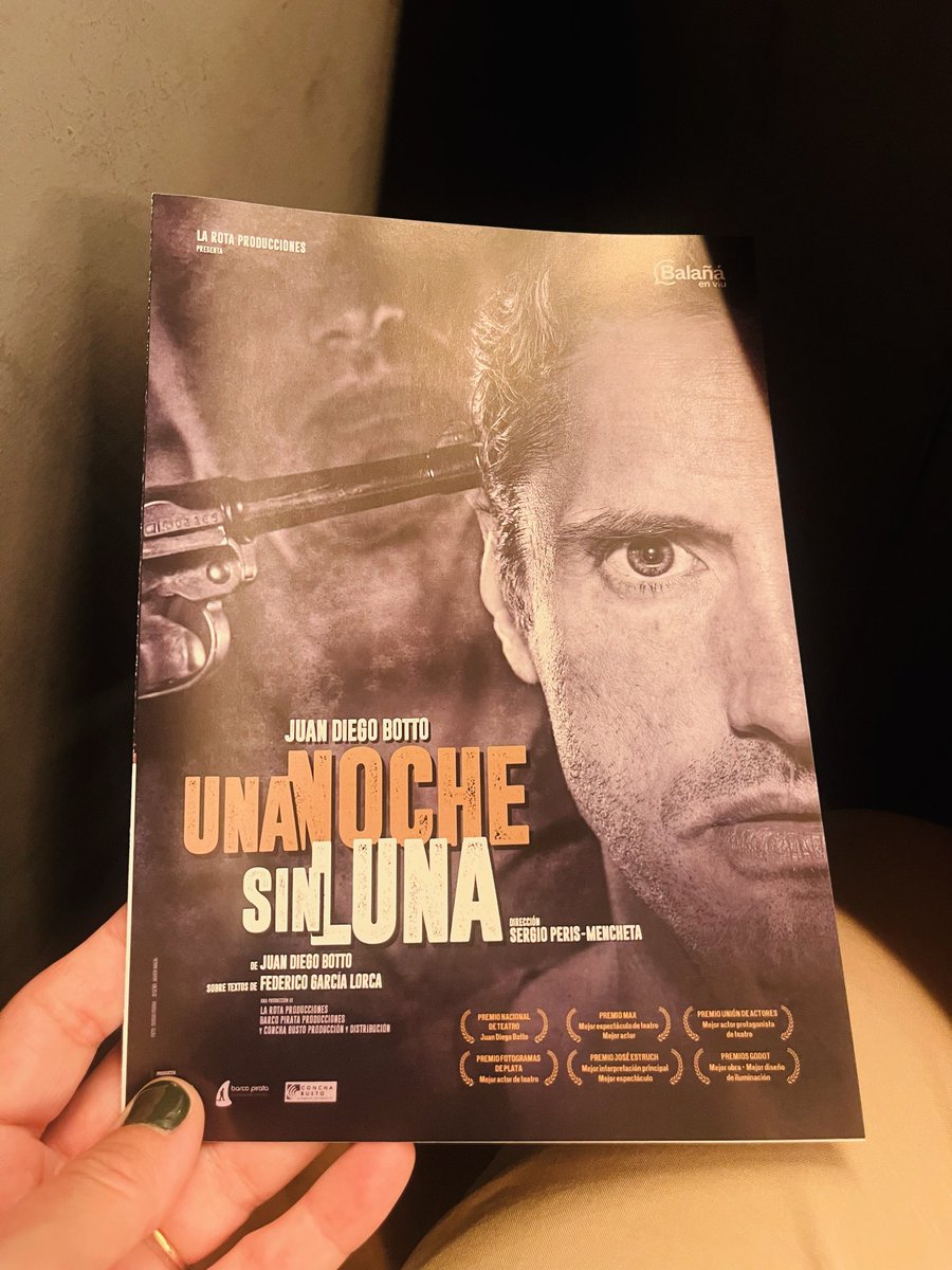 ay_amiga_'s tweet photo. Gracias @JuanDiegoBotto por apuntar con tu talento, tu arte y tu lucha al centro de nuestra frágil memoria, que es también nuestro futuro. 

Imprescindible y bellísima
 @UnaNocheSinLun 
#FedericoGarcíaLorca
#TeatreTívoli https://t.co/O1edWxRVXL