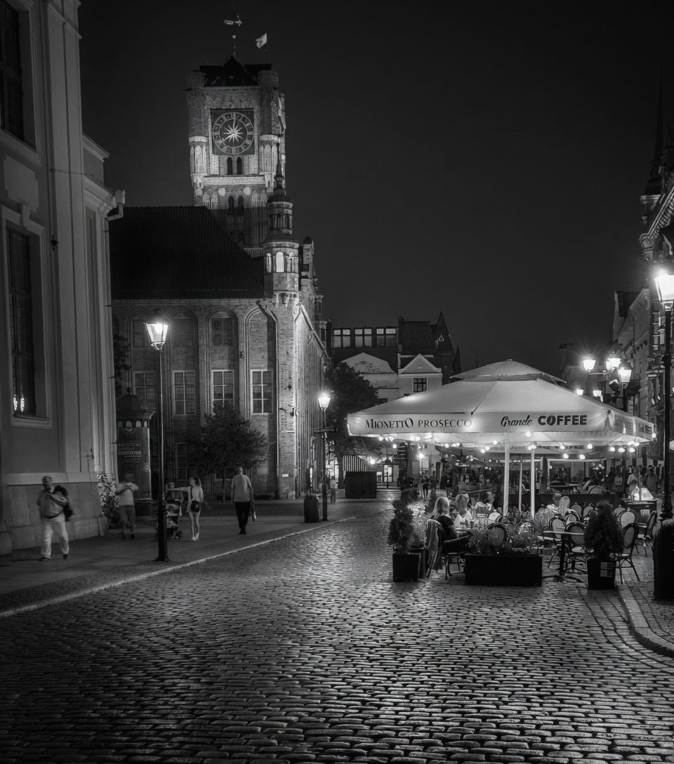 Maksymilian2026's tweet photo. ⚫️ The night has come, 
but sleep can wait.

We’re not done yet 🖤🤍✨️

​#MidnightVibes #NightLover #MyPhoto #blackandwhitephotography https://t.co/oeM8CTTS7o