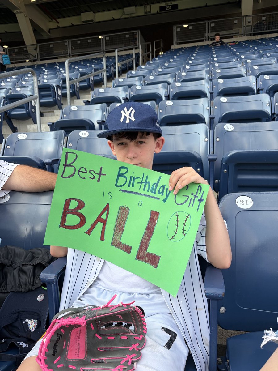 mackkeenziee's tweet photo. Let’s Go Yankees! #repBX  #NYYankees #BirthdayGame https://t.co/dNkSPcch3G