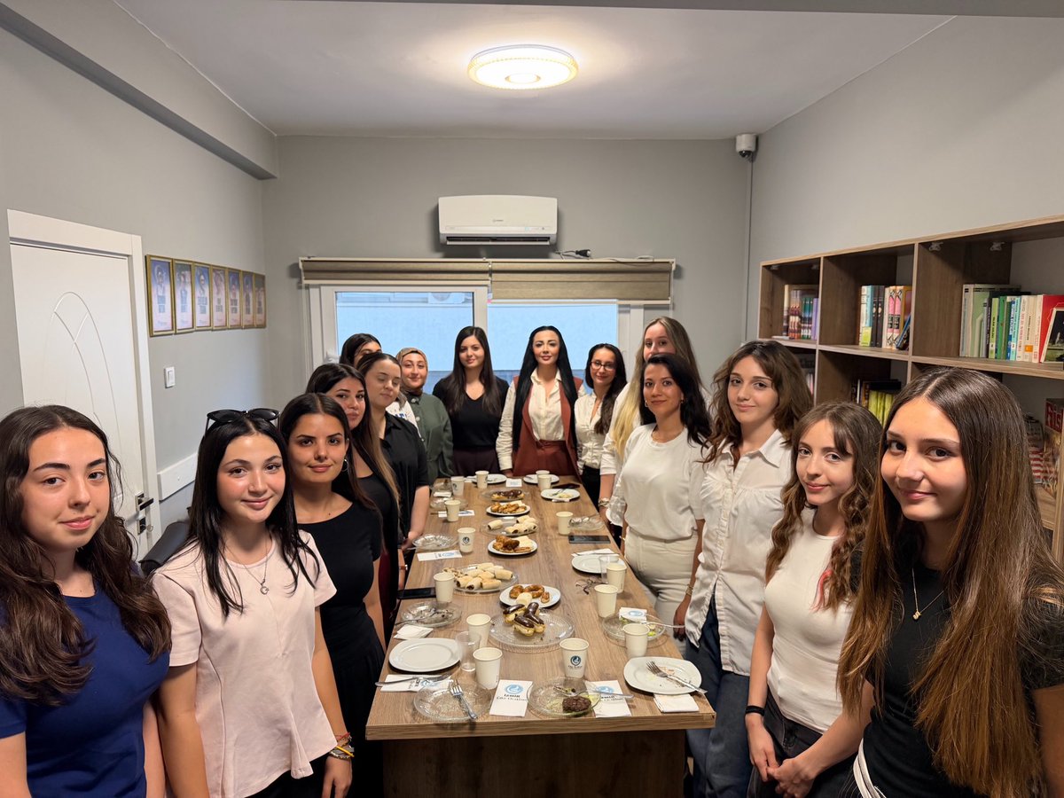 asena_haber's tweet photo. 📍İzmir

Ülkü Ocakları İzmir İl Başkanlığı Asena Birimi, Ülkü Ocakları’nın helal sofrasında bir araya geldi. 
Gönüller bir, soframız bir, ülkümüz bir. 🇹🇷 https://t.co/CMgM4whXLz