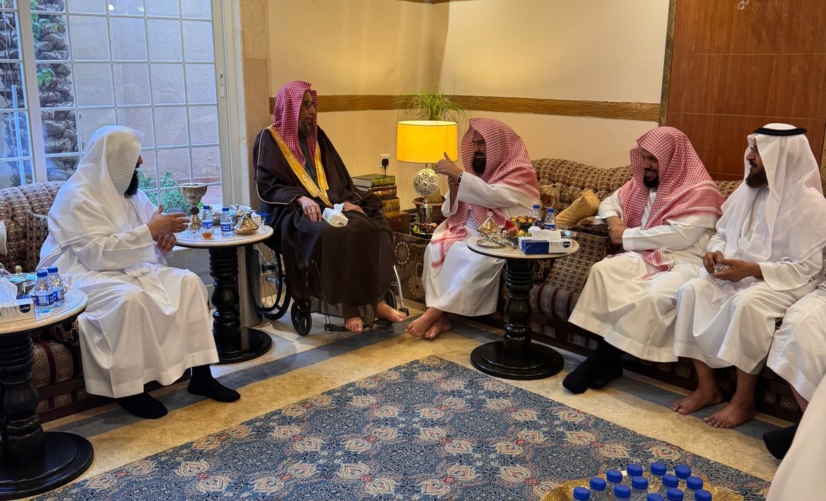 FamilyAlaqeel's tweet photo. زيارة معالي العم الشيخ أ.د.عبدالرحمن بن عبدالعزيز السديس -حفظه الله- للعم الشيخ عبداللطيف بن عبدالله العقيل بمنزله في المدينة المنورة؛ للسلام عليه والاطمئنان على صحته..

نسأل الله تعالى أن يجمع للعم عبداللطيف بين عظيم الأجر وعاجل الشفاء، وأن يكتب لمعالي الشيخ أجر هذه الزيارة المباركة، وأن يجزل مثوبته على صلة أرحامه وبني عمّه.