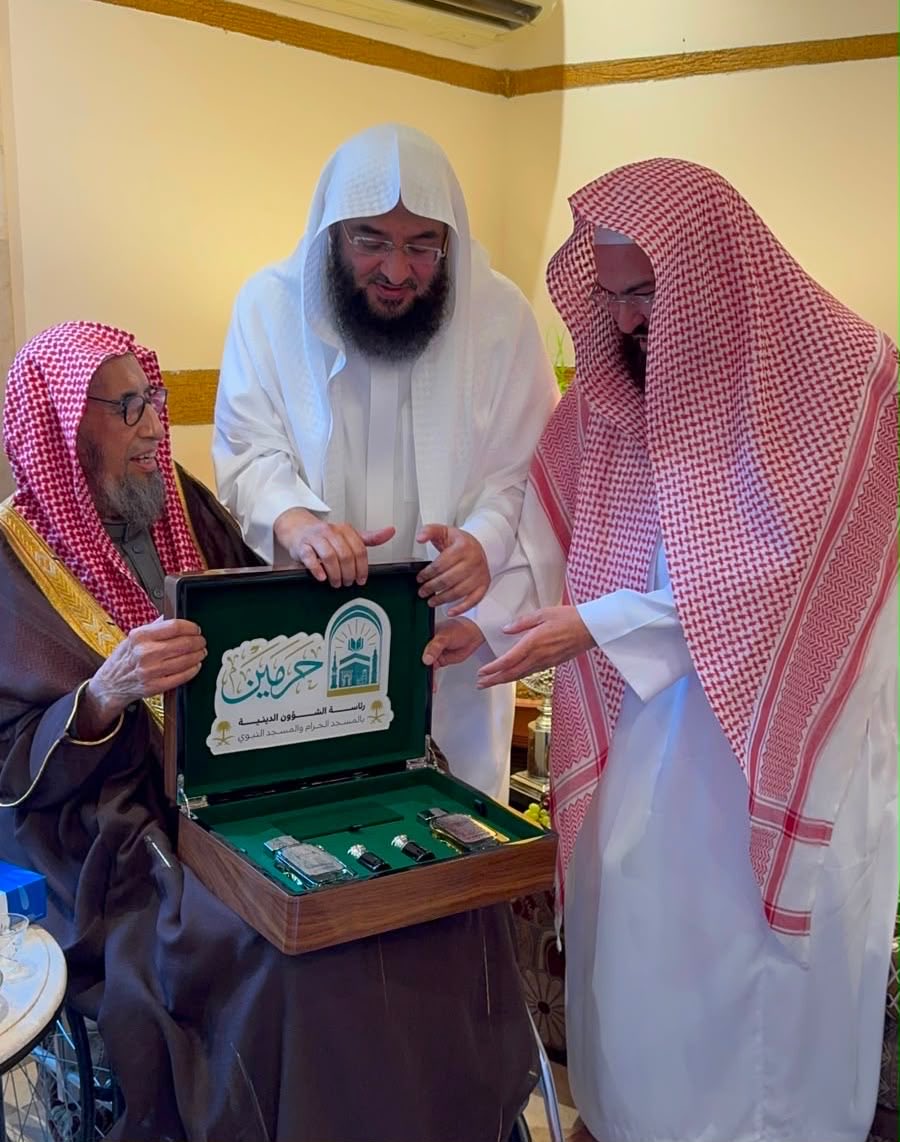 FamilyAlaqeel's tweet photo. زيارة معالي العم الشيخ أ.د.عبدالرحمن بن عبدالعزيز السديس -حفظه الله- للعم الشيخ عبداللطيف بن عبدالله العقيل بمنزله في المدينة المنورة؛ للسلام عليه والاطمئنان على صحته..

نسأل الله تعالى أن يجمع للعم عبداللطيف بين عظيم الأجر وعاجل الشفاء، وأن يكتب لمعالي الشيخ أجر هذه الزيارة المباركة، وأن يجزل مثوبته على صلة أرحامه وبني عمّه.