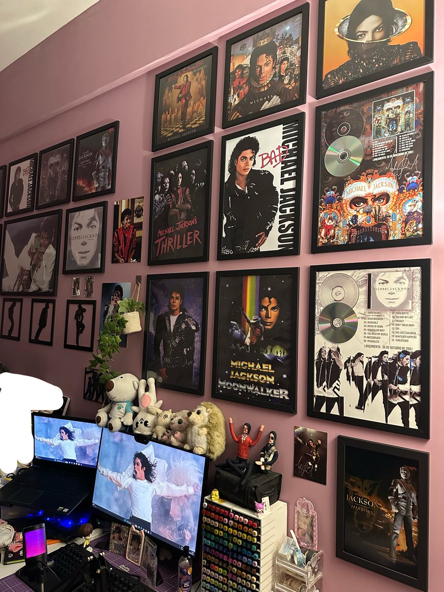 thewayistare's tweet photo. i present to you the michael jacskon wall. https://t.co/LiUJHfWlij