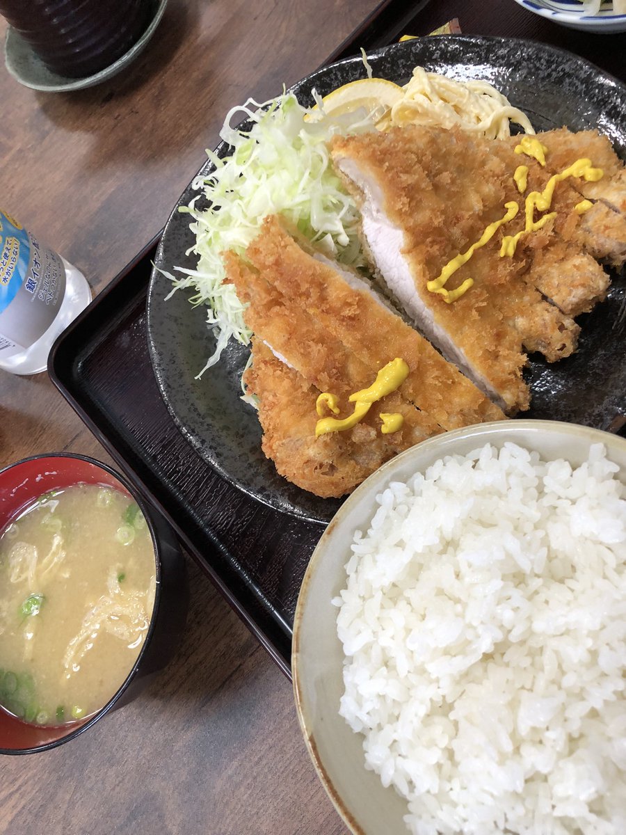 BlueBlack2007's tweet photo. とんかつ屋を見つけると食べてみる
上とんかつ1500円、まあ、安めかな
ボリュームすごかったしね
カラシたくさんかけるのが好き
ご飯は大盛りすぎだ、半分も食べられなかった
とんかつと、キャベツを食べたらお腹いっぱいだ
とんかつは難しいね、衣で隠れてごまかせちゃうからね
肉のうまさが重要 https://t.co/542gVXOmi0