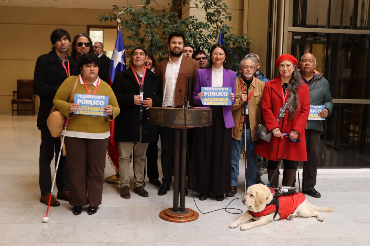 IraciHassler's tweet photo. Hoy presentamos el proyecto de ley “Transporte Público Accesible e Inclusivo” junto al diputado @GustavoGaticaV y organizaciones de personas ciegas.

El proyecto busca que, cuando el transporte público cuente con sistemas de anuncio sonoro, estos informen cada parada del recorrido, para que las personas con discapacidad visual puedan desplazarse con mayor autonomía, seguridad e independencia.

Seguimos construyendo ciudades más humanas, inclusivas y accesibles para todas y todos. ✊🏼