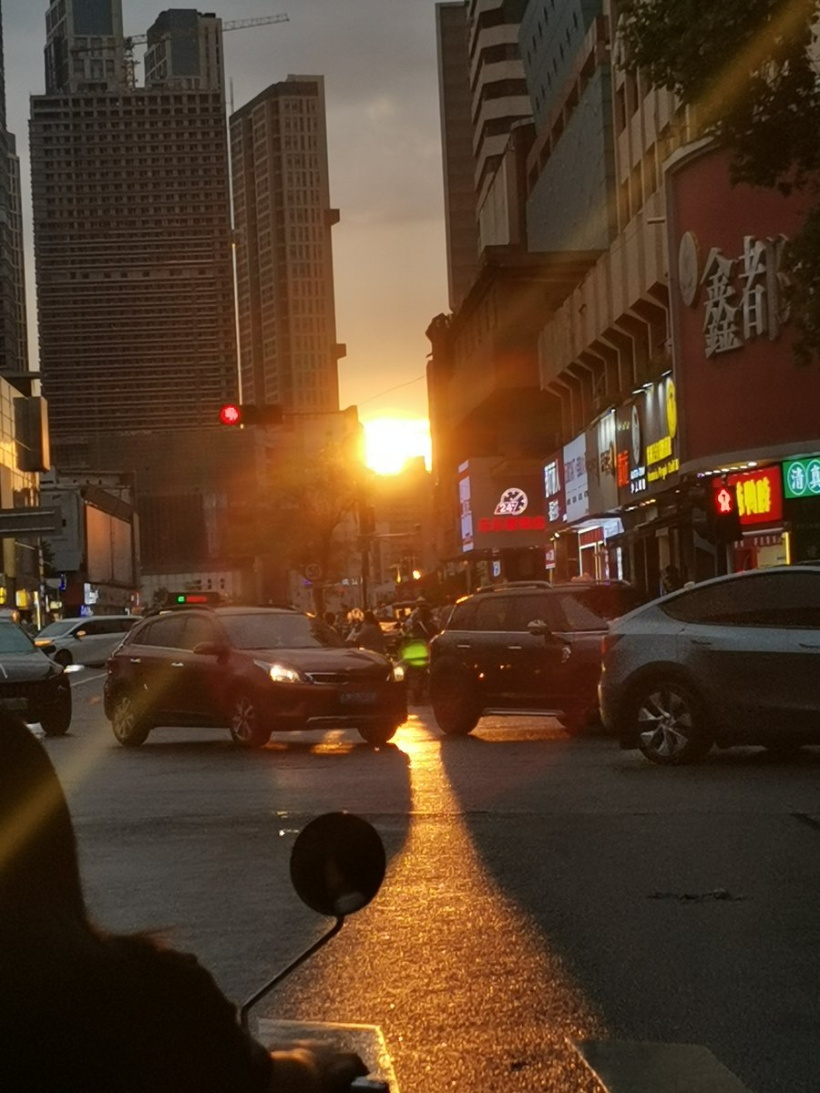 ananananh's tweet photo. Blurry golden-hour street vibes, some random stranger’s laugh in the air, perfect little unplanned moment. https://t.co/J4ZEnc3oEb