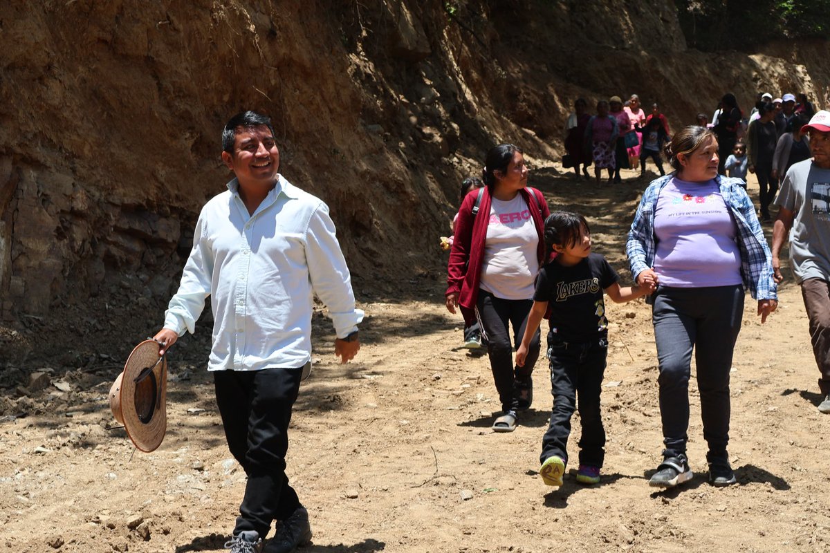 Isaac2lopez's tweet photo. Por invitación del comité de la Iglesia católica, participé en la ceremonia de bendición del camino en construcción que conectará a la comunidad de Xanaguía con el río de San José Ozolotepec. 

La fe representan un pilar fundamental en la identidad de nuestros pueblos. https://t.co/j84fl7jr7H